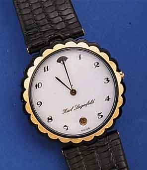 KARL LAGERFELD HERRENARMBANDUHR, SCHWEIZ UM 1994, METALLGEH. GESCHW., LüNETTE HARTVERG., BOMB. SAPHIRGL., EDELST.-BODEN GEDR., LEDERB. M. ...