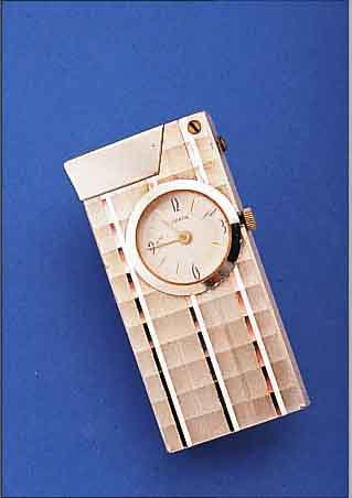 SWANK BENZINFEUERZEUG MIT EINGEBAUTER UHR, ALLUMINIUMGEH., ROSE ELOXIERT, INTAKT, SCHWEI-ZER STIFTENANKERW. VON EB KAL. 1570, HANDAUF- ZUG, ...