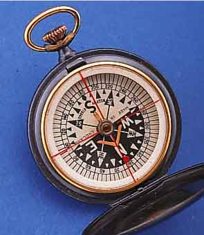 TASCHENKOMPAß IN FORM EINER HERRENTASCHENUHR, BRüN. STAHLGEH., ENGLAND UM 1915, HOCHWERT.QUAL., KOMPAßSCHEIBE RUBINGEL., VOLL FUNK- ...