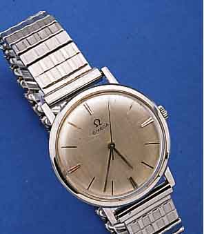KONVOLUT: 2 HERRENARMBANDUHREN, SCHWEIZER PRODUKTION, 1X OMEGA, EDELST., BODEN GEDR., HANDAUFZUGKAL. 601, 17 ST., INCABL. STOßGES., UM 1965, ...