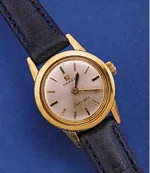 KONVOLUT: 2 OMEGA DAMENARMBANDUHREN, 1X AUTOMATIK, GG 750/000, BODEN GESCHR., WERK VERG., ZENTRALROTOR, BASISKAL. 661, SCHWEIZ UM1960, 1X ...