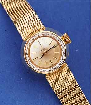 OMEGA DAMENGOLDBANDUHR, SCHWEIZ UM 1967, GG 585/000 INCL. FLECHTBAND, SAPHIRGL. M. SCHMUCKSCHL., BODEN GEDR., VERS. BLATT, ALTERSBED. ...