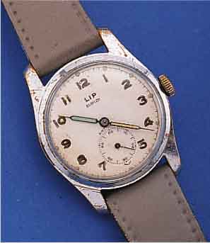KONVOLUT: 2 LIP HERRENARMBANDUHREN, BEIDE HANDAUFZ., FRANKREICH, 1 X BEZ. ROBUST, DATUM BEI 6, METALL VERG., KAL. R23G, INCABL. UM 1964, 1 X ...