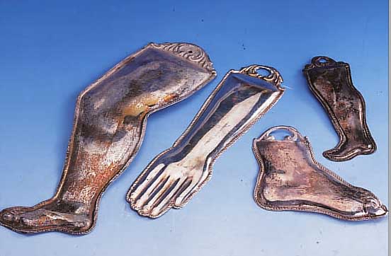 4 SILBERVOTIVGABEN: 3 FüßE UND 1 HAND, SILBERBLECH GEPRäGT, H. CA. 11 - 28 CM, FüßE VERDELLT