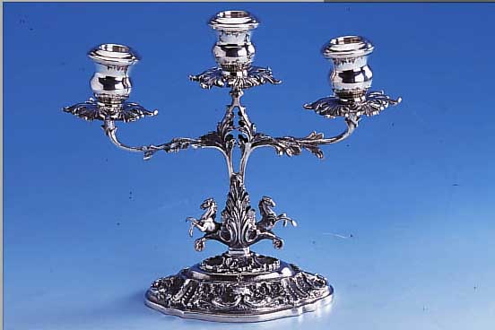 3-ARMIGER KERZENSTäNDER, 900ER SILBER, 20. JHD., FUß MIT PFERDEDARSTELLUNG, IM BAROCKSTIL, TOTAL CA. 475 G, H. CA. 18 CM