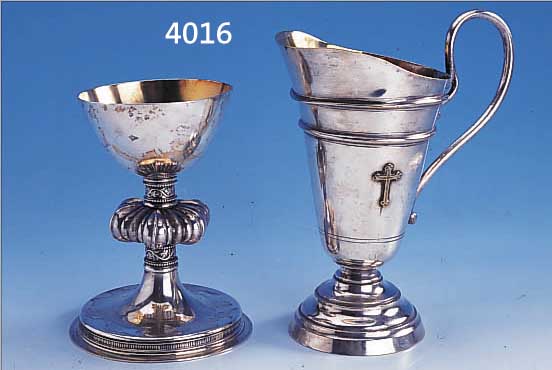 MEßKELCH UND KRUG, UM 1900, FüR EUCHARISTIE, KRUG METALL VERSILBERT, INNENVERGOLDUNG, KELCH: KUPPA UND NODUS SILBER, Z.T. GRAVIERT, FUß ...