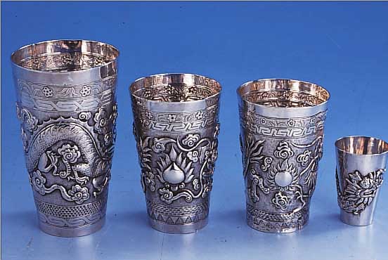 3 BECHER, JAPAN UM 1910, SILBER, GEPRüFT, REICHER UMLAUFENDER DEKOR MIT DRACHEN, WOLKEN, FEUERZUNGEN UND WEITEREN ...