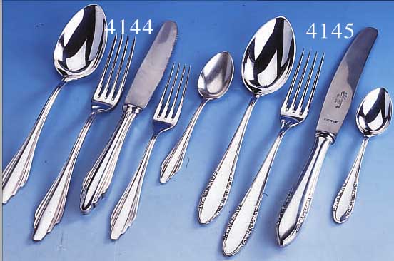 BESTECK FüR 6 PERSONEN, DEUTSCH 30ER JAHRE, 90ER SILBERAUFLAGE, MARKE HOMAG, ROSEN- DEKOR, BEST. AUS: 6 MENUELöFFEL, 6 MENUE- GABELN, 6 ...