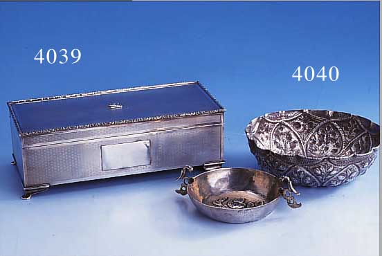 KONV. 2 ANBIETSCHALEN, SILBER, 1X PERSIEN 30ER JAHRE, HANDGETRIEBEN, TYPISCHEORNAMENTIK MIT BLüTEN- UND FRUCHTZWEIGEN, H CA. 4 CM, ...