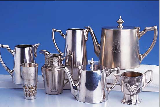 KONV. VERSCH. KANNEN, DEUTSCH UM 1900, BEST. AUS KAFFEEKANNE, KL. DECKELKäNNCHEN UND 2 SAHNEGIEßERN, VERSILBERT, STRENGER ...