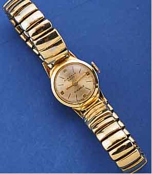 KONVOLUT: 4 DAMENGOLDUHREN, ALLE GG 585/000,1 X ETERNA, UM 1935, FORMANKERW., 15 ST., BLATT ALTERSBED. FARBL. GET., LEDERB., 1 X KIENZLE ...