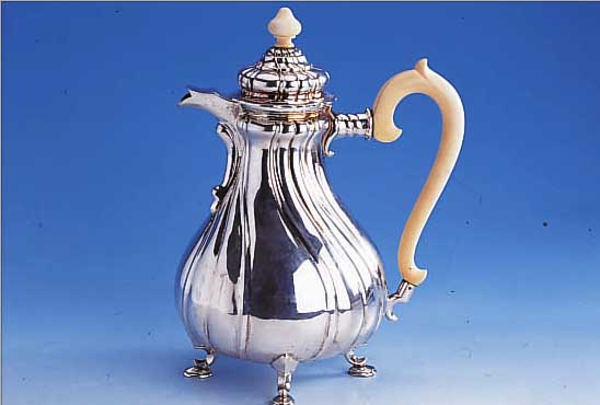 ZIERKANNE, DEUTSCH BERLIN, 1900/10, 800ER SILBER, NACH FRANZöSISCHEN VORBILD, DECKEL UND KORPUS GEGENLäUFIG GOUDRONIERT, GRIFF UND ...