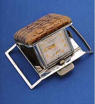 LA MARQUE GÜRTELUHR (Z.B. GOLF, CRICKET, ETC.), METALL VERCHR., SCHWEIZ/USA UM 1938, VOR- DERTEIL LEDERBEZ., AUFKLAPPB., VERS. BLATT, 17 ST., ...