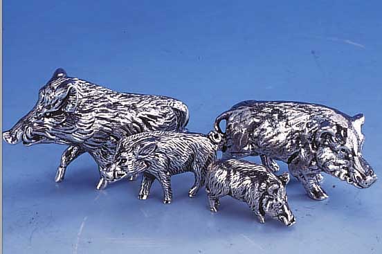 TISCHDEKORATION: 4 WILDSCHWEINSKULPTUREN, 925ER SILBER MASSIV, GRUPPE AUS 4 VERSCH. TIEREN, TOTAL CA. 402G, GR. BIS CA. 4.5 CM, ...