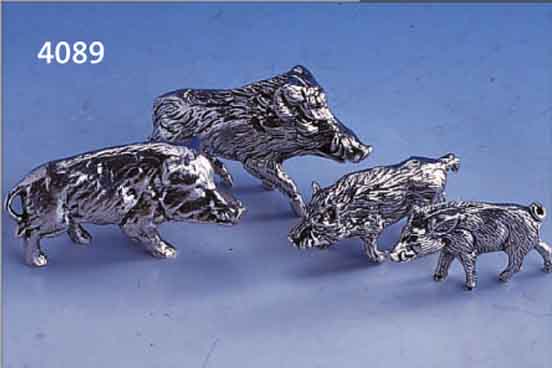 TISCHDEKORATION: GRUPPE 4 WILDSCHWEINE, 925ER SILBER, MASSIVE AUSF., H BIS CA. 4.5 CM TOTAL CA. 435 G, NATURALIST.-IDEALIST. DARST.
