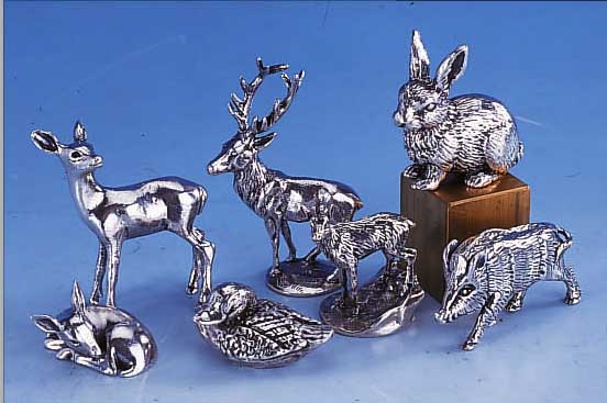 TISCHDEKORATION: 7 WILDTIERE, 925ER SILBER MASSIVE AUSF., DARST.: HIRSCH, REH, KITZ, HASE, GEMSE, ENTE, WILDSCHWEIN, TOTAL CA. 365GH BIS CA. ...