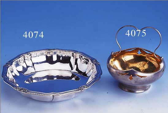 ANBIETSCHALE, KOPENHAGEN DäNEMARK UM 1936, MEISTERMARKE MICHELSEN, HOFLIEFERANT, CA. 475GRAND GESCHWEIFT UND MIT BAROCKEM BLüTENDEKOR, H CA. 4 ...