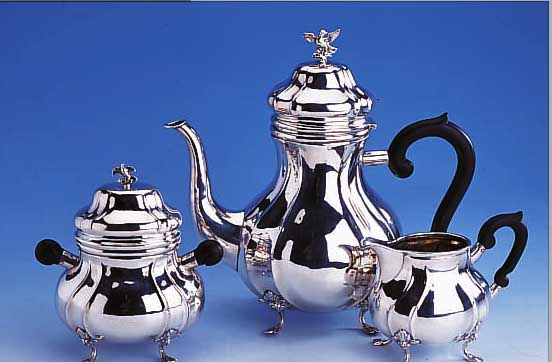 KAFFEEKANNE, SAHNEGIEßER UND ZUCKERDOSE, 830ER SILBER, KOPENHAGEN 1936/37, BAROCKSTIL, GEBAUCHT, RELIEF., REINE TREIBARBEIT, GRIFFE MIT ...