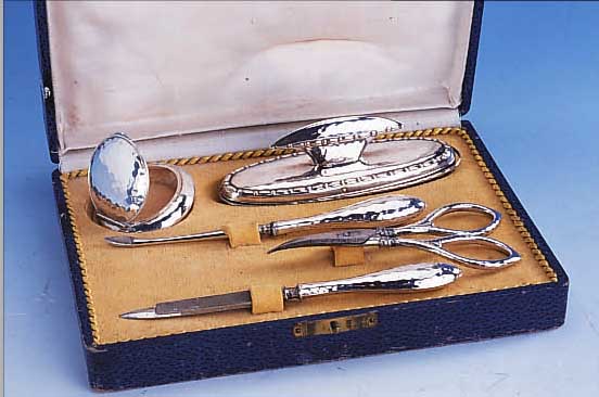 NAGELSET, KOPENHAGEN 40ER J., 830/900ER SILBER, IM ORIG.ETUI: SCHERE, FEILE, NAGELHAUTMESSER,POLIERER UND DöSCHEN, HAMMERSCHLAGVER- ZIERUNG MIT ...