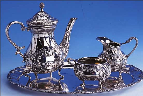 MOKKASERVIVE AUF TABLETT, WOHL HANAU UM 1900/1910, 830ER SILBER, BAROCKSTIL, GOU- DRONIERT, BEST. AUS MOKKAKANNE, SAHNEGIßER, ...
