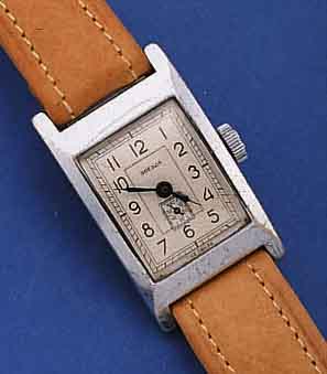 KONVOLUT: 2 HERRENARMBANDUHREN, SOWJETUNION UM 1954, BEIDE METALL VERCHR., LEDERB. SPäTER,1X KLASS. AUSF. POBJEDA, 15 ST., HANDAUFZUG, DIR. ...