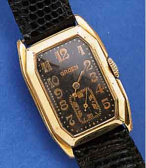 GRUEN HERRENARMBANDUHR, SCHWEIZ/USA UM 1935,GG-FILLED, BODEN GEDR., IN SICH GEW., ORIG.- BLATT, ALTERSBED. FARBL. GET., TONNENFöRM. ANKERW., ...