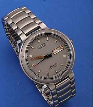 CITIZEN HERRENARMBANDUHR AUTOMATIK TITANIUM, JAPAN UM 1990, TITANGEH., BEIDS. SAPHIRVER- GL., TITANBAND, SCHUTZHüLLE, SERIE WR 100, KAL. 8200A, ...
