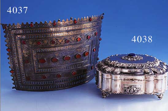 GR. DOSE MIT BLAUEM STEIN, WOHL ITALIEN CA. 60ER JAHRE, 800ER SILBER, SIGN. SORETTA?, AUFWENDIG GEARBEITET: FEINER GUß, Z.T. NACHGE-STOCHEN, ...