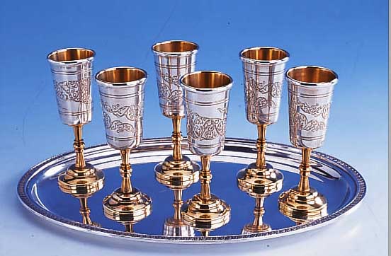 6 SCHNAPSKELCHE AUF TABLETT, 800ER SILBER, ITALIEN CA. 60ER JAHRE, BECHERKELCHE INNEN UNDFüßE VERGOLDET, IM ABSTR. STIL VERZIERT, OVALES ...