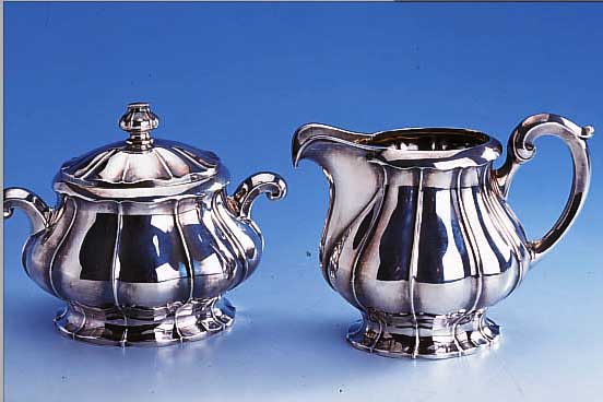SAHNEGIEßER UND ZUCKERDOSE, KOPENHAGEN DAT. 1929, 835ER SILBER, BAROCKSTIL, INNENVER- GOLDET, MEISTERMARKE H.GR. UNGED., ZEITTYP. BAROCKSTIL, ...