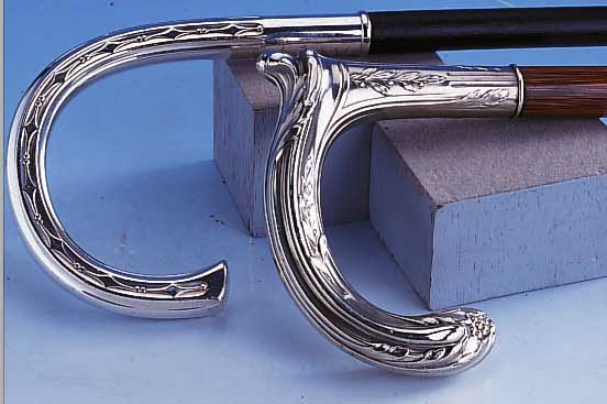 KONV. 2 SPAZIERSTöCKE, DEUTSCH UM 1900, 1X SEHR ELEGANTE FRITZKRüCKE, ALPACCA, STIL. LORBEERRELIEF, SCHUß ROHR, H CA. 91 CM, 1X WMF, ...