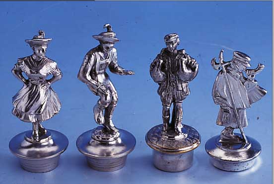 KONV. 4 ZIERKORKEN, DEUTSCH UM 1900, METALL VERSILBERT, VERSCH. DARSTELLUNGEN: 2X TANZENDES PAAR/TRACHT, 1X HANS IM GLüCK, 1X FLACHE ...