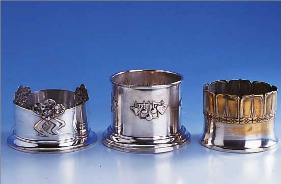 3 FLASCHENHALTER, DEUTSCH UM 1900/05, METALL VERSILBERT, L.- STäRKER BERIEBEN, ALLE 3 REINER JUGENDSTIL, SAMMELW., INNEN-D. CA 9.3-10 CM