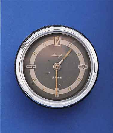 KIENZLE EINBAUUHR MIT 8-TAGEWERK, DEUTSCH- LAND UM 1958, METALL VERCHR., EINBAUD. CA. 58 MM (Z.B. IM GOGO-MOBIL), GEHFäHIG, INTAKT, EZ 2