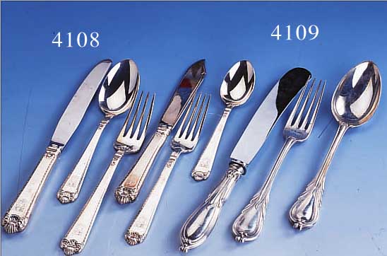 81TEILIGES BESTECK, 925ER SILBER, REINER RENAISSANCESTIL, WOHL AMERIKA 30ER JAHRE, GRIFFE RELIEF. UND MIT AUFWENDIGER WAPPENGRA- VUR, Z.T. ...