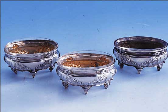 3 SALZSCHäLCHEN, FRANKREICH UM 1900, 950ER SILBER, RESTE VON INNENVERGOLDUNG, KLASSIZI- STISCH, ABSTR. BEEREN-BLATTDEKOR, AUF 4 ...