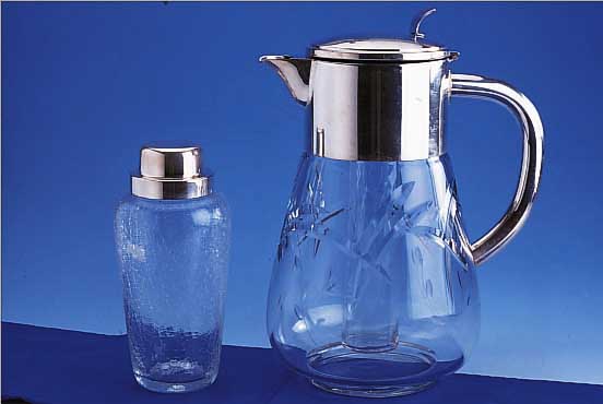 SAFTKRUG UND COCKTAILSHAKER VON WMF, METALL VERSILBERT, KRUG (KALTE ENTE) KORPUS KRISTALLGLAS GESCHLIFFEN, CA. 50/60ER JAHRE, ABSTR. ...