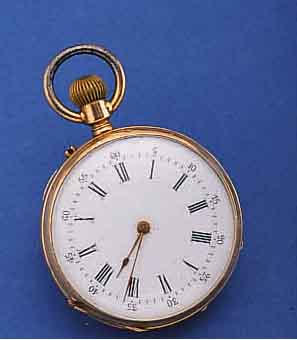 DAMENTASCHENUHR, SCHWEIZ UM 1890, ROSE-G. 585/000, BODEN SYM. GUILL., MONOGR.-SPIEGEL FREI, EMAILBL. FEIN HAARR. BEI 12, METALLCUV. VERG., VERG. ...