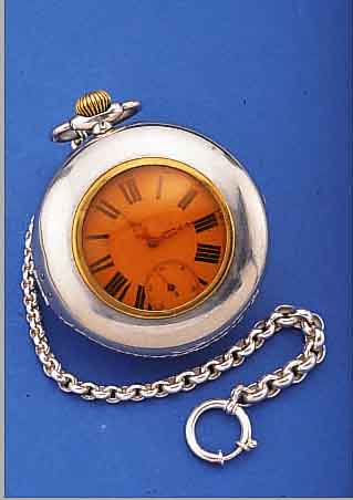 HERRENTASCHENUHR SOGENANNTE BAUERNTASCHENUHR, GR. AUSF., D. CA. 63 MM, 800ER SILBER, RäNDER RELIEFIERT, EMAILBL. M. L. KRATZSP., BODEN ...