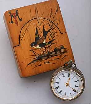 TASCHENUHR IM HOLZETUI, ETUI FRANKREICH UM 1870, BEMALT, DARST. EINER SCHWALBE U. VER- SCHL. MONOGR. MT, SCHWEIZER TASCHENUHR, ...