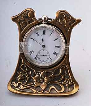 TASCHENUHR IM STäNDER, STäNDER NACHBILDUNG, JUGENDSTIL BRONZIERT, UM 1908, TASCHENUHR, SILBER, ENGLAND, HALLMARK BIRMINGHAM WOHL ...