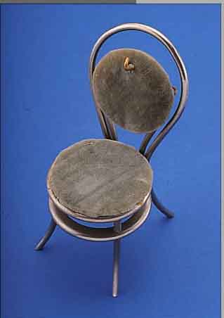 TASCHENUHRSTäNDER IN FORM EINES STUHLES, METALL VERCHR., DTSCH. UM 1920, H. CA. 14 CM, GEEIGNET FüR TASCHENUHR-D. CA. 48 MM, VERWEND-B.