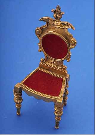 TASCHENUHRSTäNDER IN FORM EINES STUHLES, ENGLAND UM 1890, MESSINGGUß BER., EIN FUß ER- S., H. CA. 15 CM, GEEIGNET FüR TASCHENUHR-D. CA. 45 ...