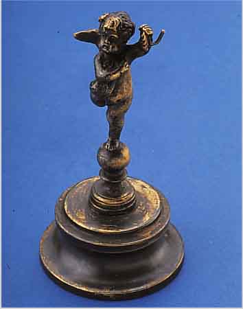 TASCHENUHRSTäNDER, MESSING, PUTTENDARST., DTSCH. UM 1885, VOLLPLASTISCH, H. CA. 11 CM, GEEIGNET FüR TASCHENUHR-D. CA. 51 MM