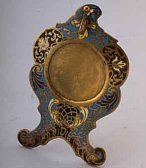 TASCHENUHRSTäNDER, FRANKREICH UM 1875, MESSING, BUNT EMAILL., H. CA. 11 CM, GEEIGN. FüR TASCHENUHR-D. CA. 45 MM, VERWENDB.