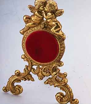 TASCHENUHRSTäNDER, FRANKREICH UM 1870, MESSINGGUß, DARST. ZWEIER SICH KüSSENDER PUTTEN, SAMTUNTERL., HALBPLAST. DARST., VER- WENDB., ...