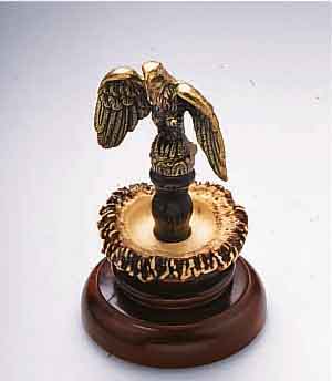 TASCHTASCHENUHRSTÄNDER, VOLLPLAST. DARST. EINES ADLERS, MESSINGGUß, AUF GEWEIHTEIL U. EDEL- HOLZFUß, DTSCH. UM 1910, H. CA. 14 CM, GEEIGN. FÜR ...