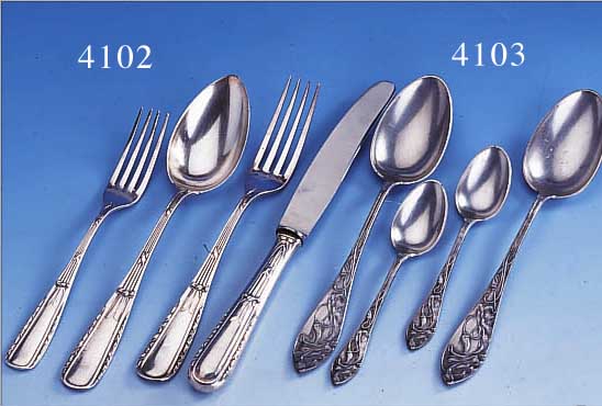4 KAFFEE- UND 4 EßLöFFEL, REINER JUGENDSTIL, FRANKREICH UM 1900/05, WEIßMETALL, BEIDS. ERHABENES DEKOR MIT BLäTTERN UND LILIEN, BEZ. DEP ...
