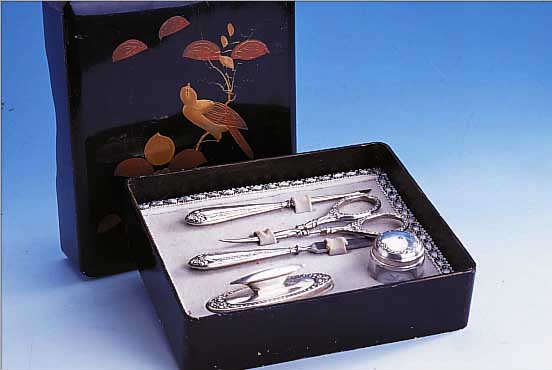 REISEMANIKüRESET, DEUTSCH UM 1900, 800ER SILBER, BEST AUS: PUDERDöSCHEN, NAGELFEILE, SCHERE, NAGELPOLIERER, NAGEL- PUTZER, IN ...