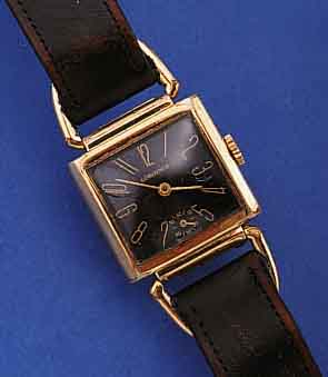 LONGINES HERRENARMBANDUHR, SCHWEIZ/USA UM 1939, GG-FILLED, CARREE-FORM M. BEWEGL. BAND- ANST., BER., BODEN GEDR., IN SICH L. GEW., ORIG.-BLATT, ...